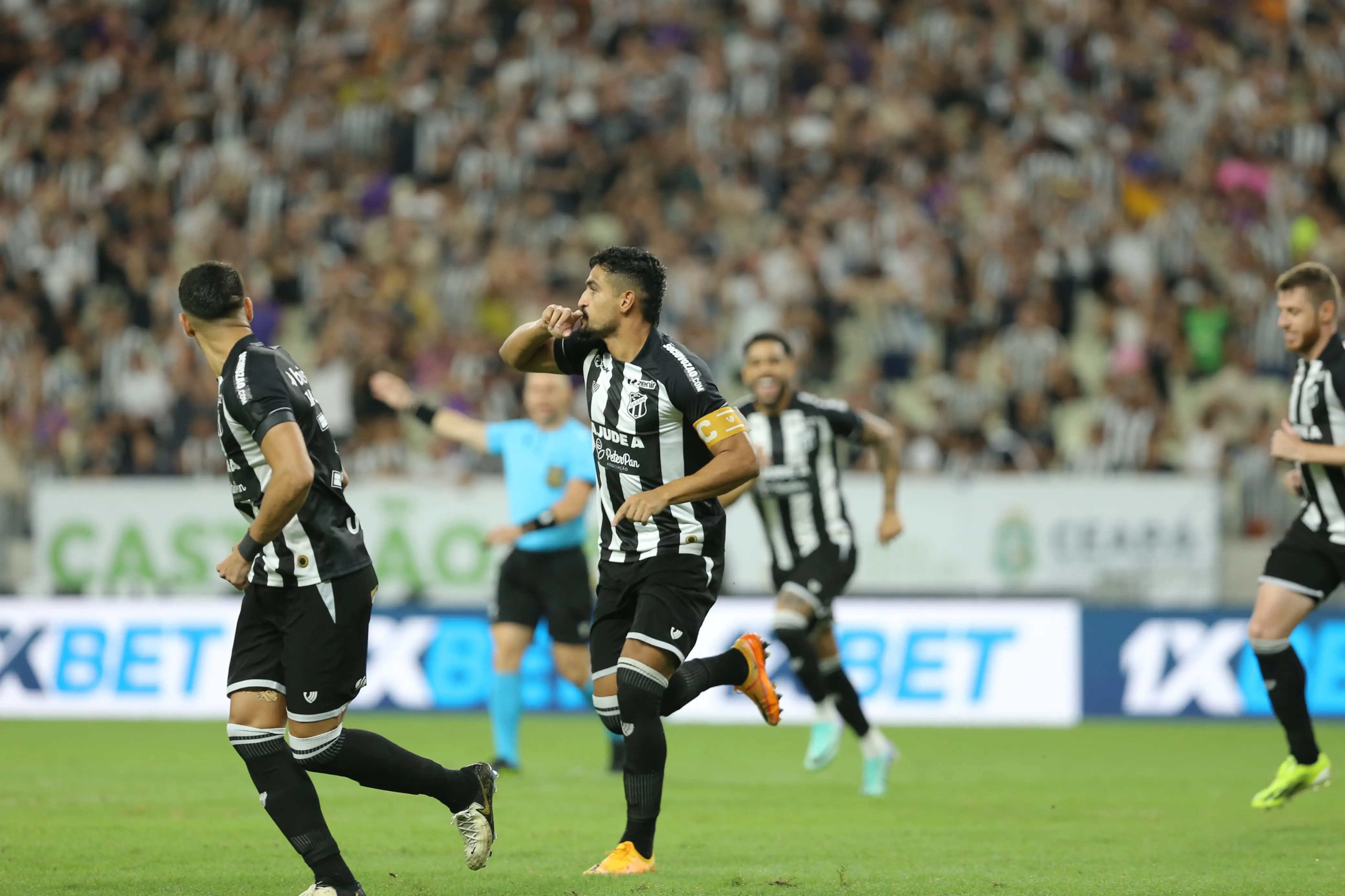 Foto de Ramon Menezes comemorando gol pelo Ceará