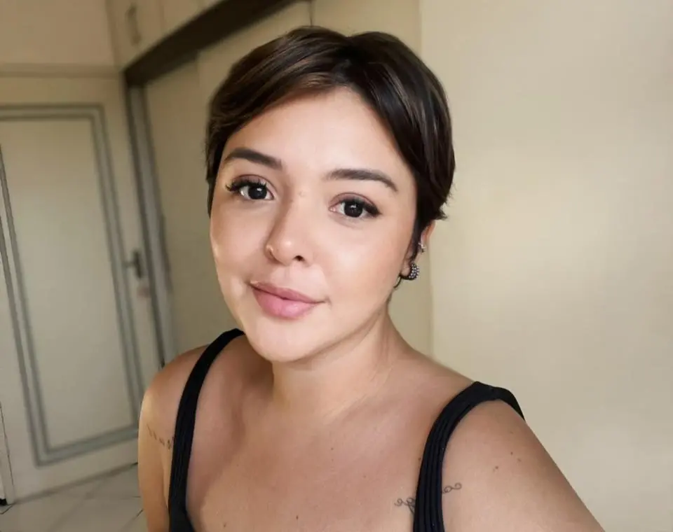 Ao parar de beber, Vívia sentiu mudanças positivas na pele e no cabelo