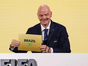 Presidente da Fifa, Gianni Infantino, levanta placa do Brasil