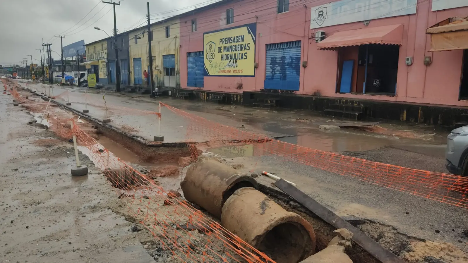 Vala abre na br-116, em Fortaleza, no dia 17 de maio de 2024.  BR-116 registra engarrafamento de 6 km em Fortaleza após abertura de vala na pista