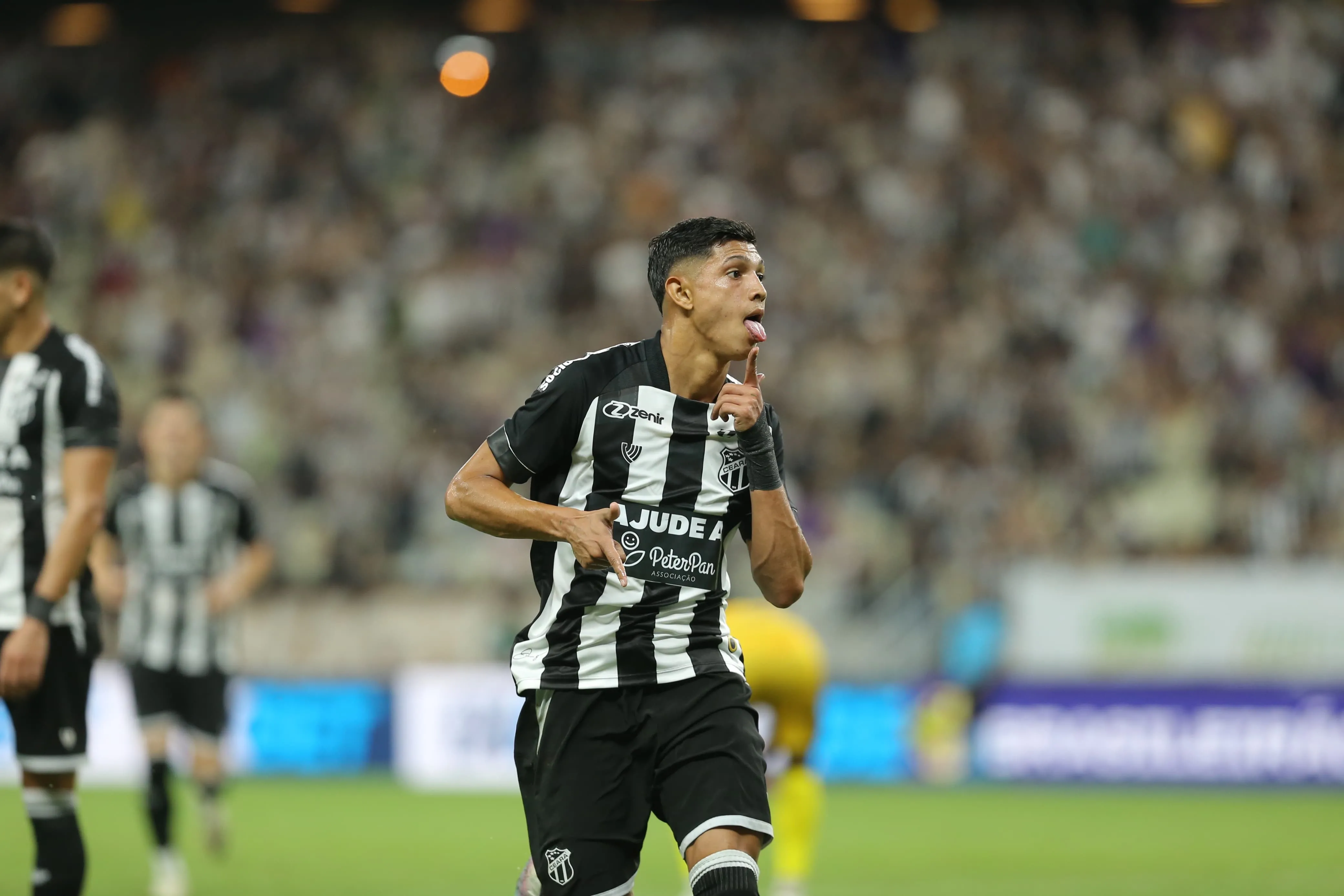 Erick Pulga com a camisa do Ceará