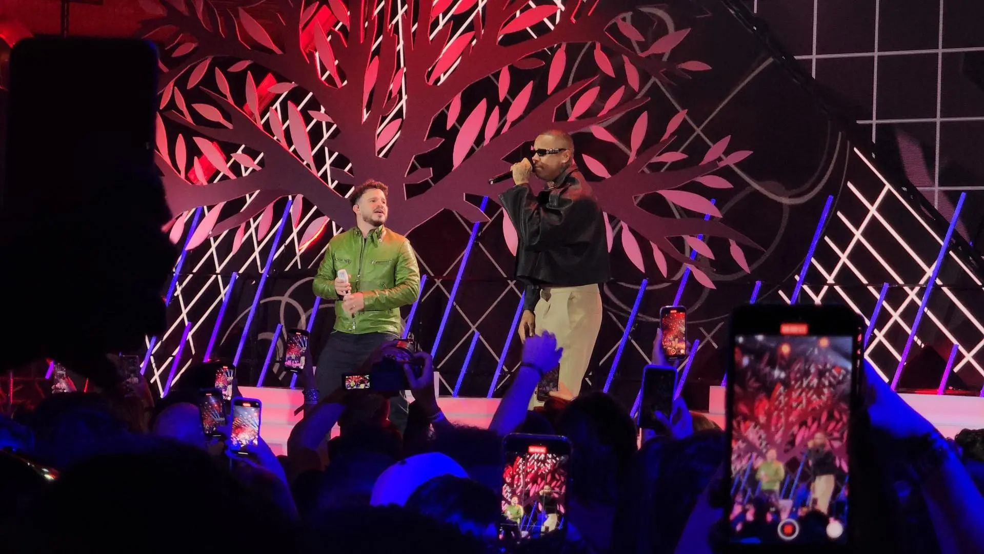 Léo Santana ao lado de Matheus Fernandes em gravação de DVD