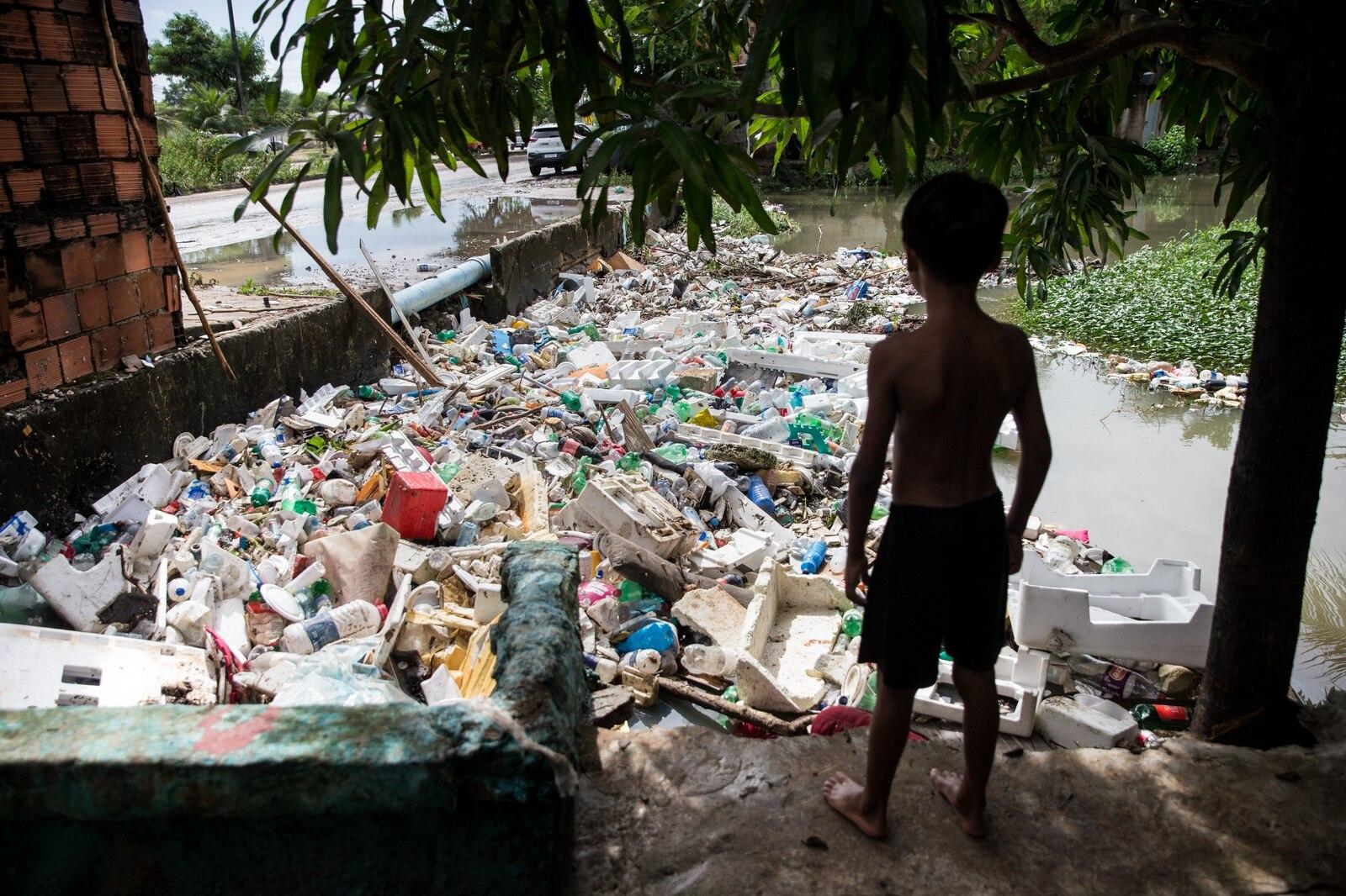 Acúmulo de lixo no Rio Maranguapinho, na Região Metropolitana de Fortaleza; inundações foram registradas no entorno, neste mês