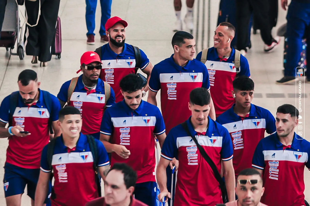 Jogadores do Fortaleza durante embarque