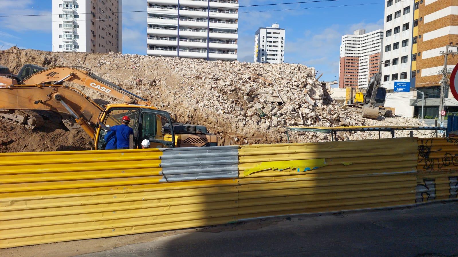 Operários trabalham nas obras do São Pedro