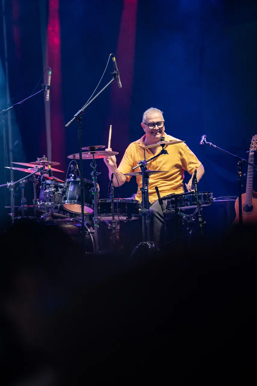 No álbum ao vivo, Pantico conduz a bateria e o violão