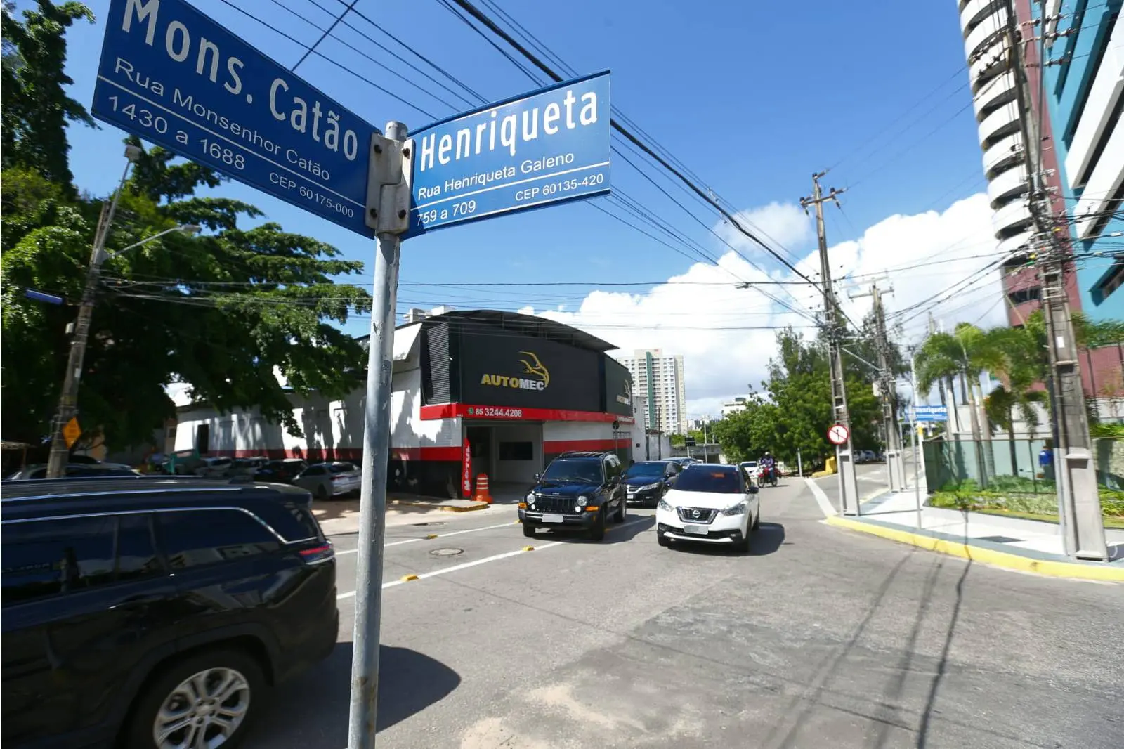 Faixas contínuas na Av. Antônio Sales