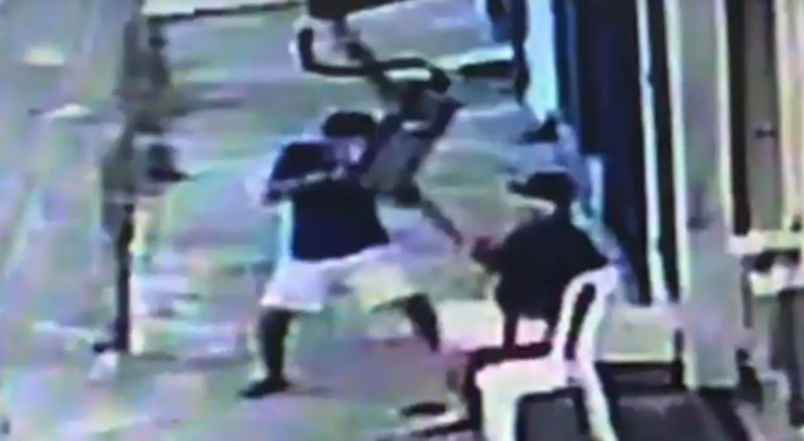 Imagem mostra captura de trecho de vídeo que flagra morte do cabo da reserva da Polícia Militar, José Hélio Ribeiro, no bairro Conjunto Ceará, em Fortaleza, no dia 21 de maio de 2024. Policial Militar da reserva reage a assalto e é morto em Fortaleza; veja vídeo