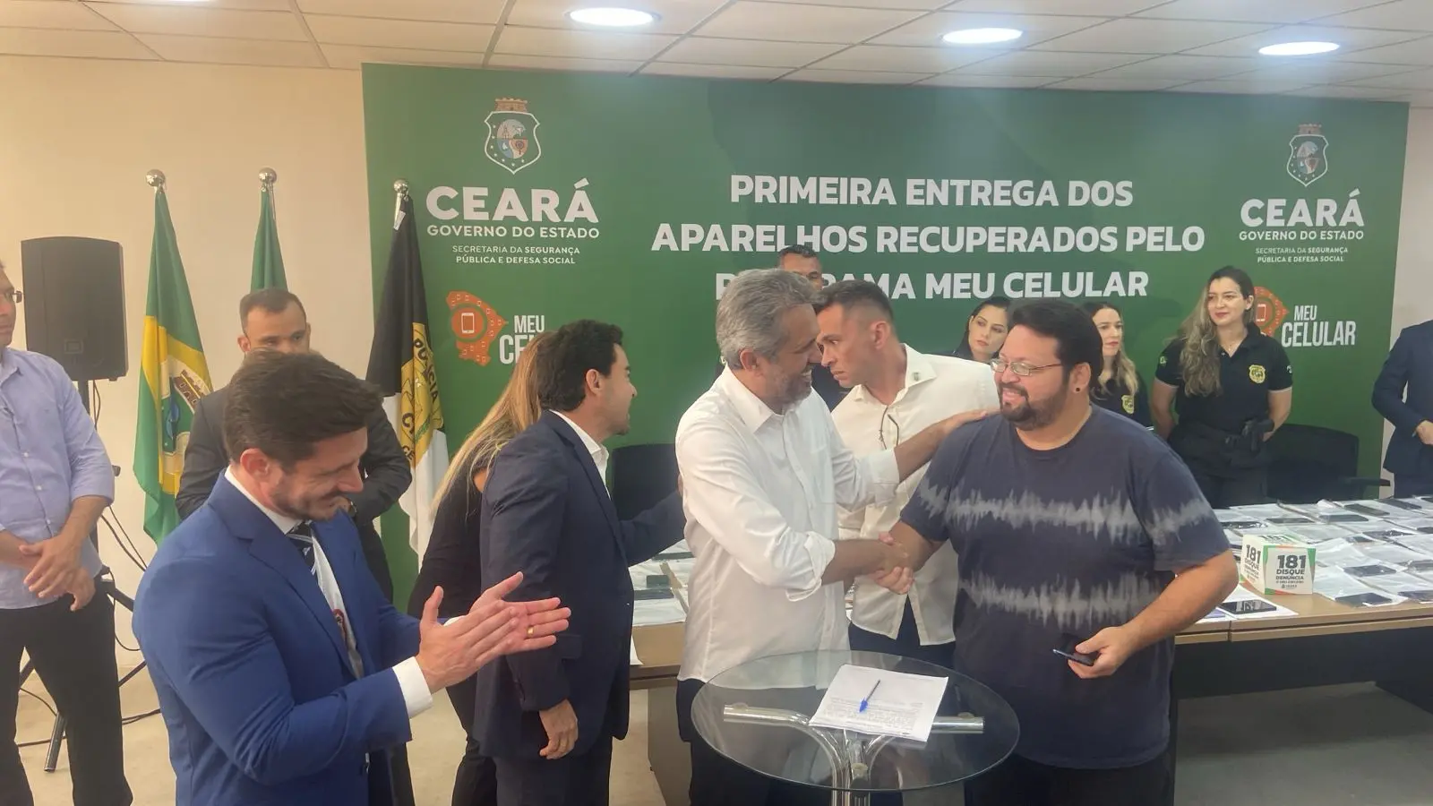 Evento do Governo para entregar celulares frutos de roubos e furtos. Na foto, o governador devolve um aparelho a uma vítima