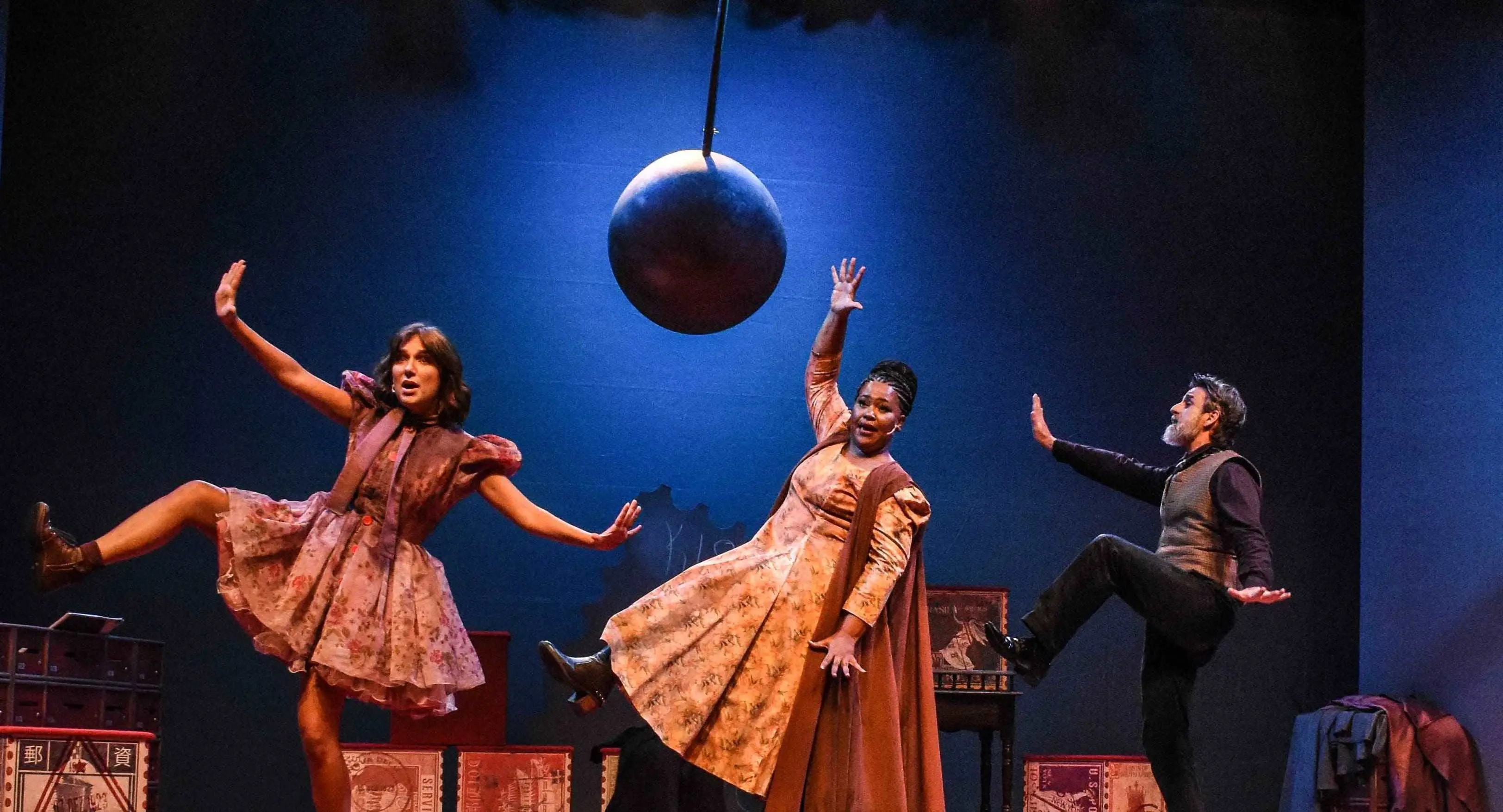 Misturando elementos da obra de Kafka e ludicididade, espetáculo é opção de programação para toda a família