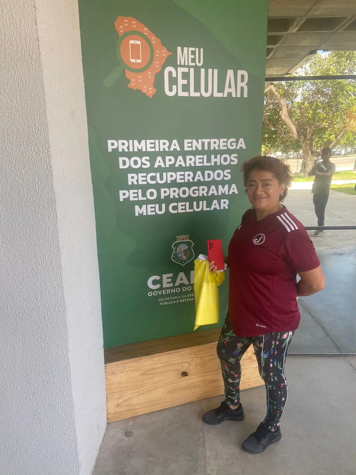Mulher segura celular recuperado