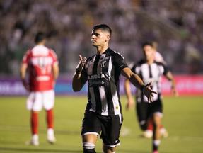 O atacante uruguaio Facundo Barceló comemora gol pelo Ceará contra o CRB, pela terceira rodada da Série B de 2024