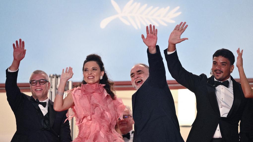O paulista Fábio Assunção e os cearenses, Nataly Rocha, Karim Aïnouz e Iago Xavier, do longa 'Motel Destino', no tapete vermelho do Festival de Cannes