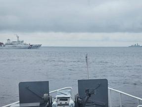 Navio militar chinês navegando alguns quilômetros na costa norte de Taiwan