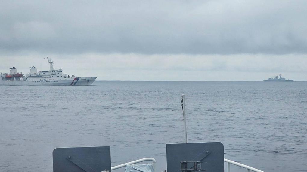 Navio militar chinês navegando alguns quilômetros na costa norte de Taiwan