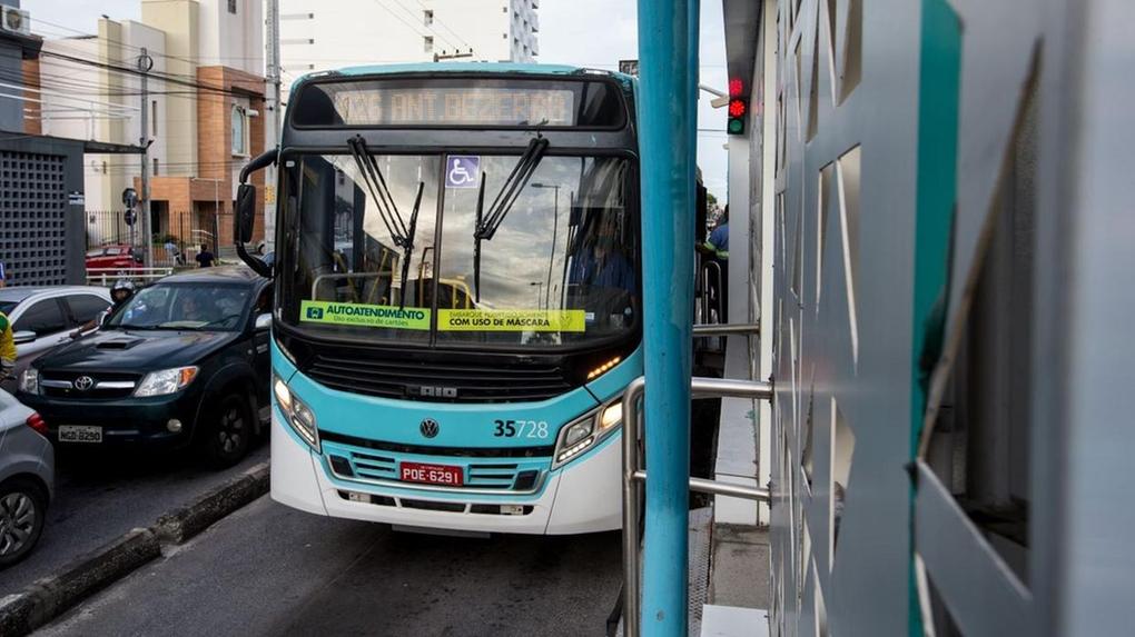 Ônibus em corredor exclusivo em Fortaleza