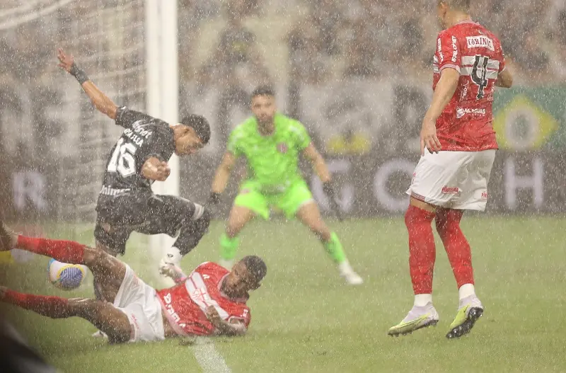 imagem mostra jogadores de futebol