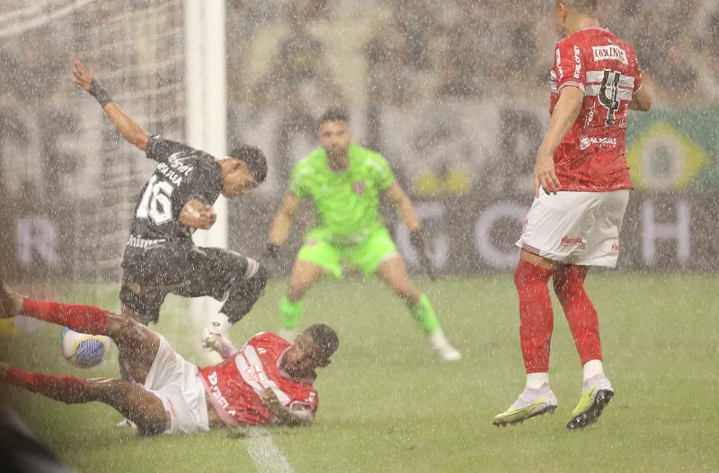 Em um 1º tempo debaixo de chuva, o Ceará pressionou, mas sofreu um gol que complicou sua busca pela vaga