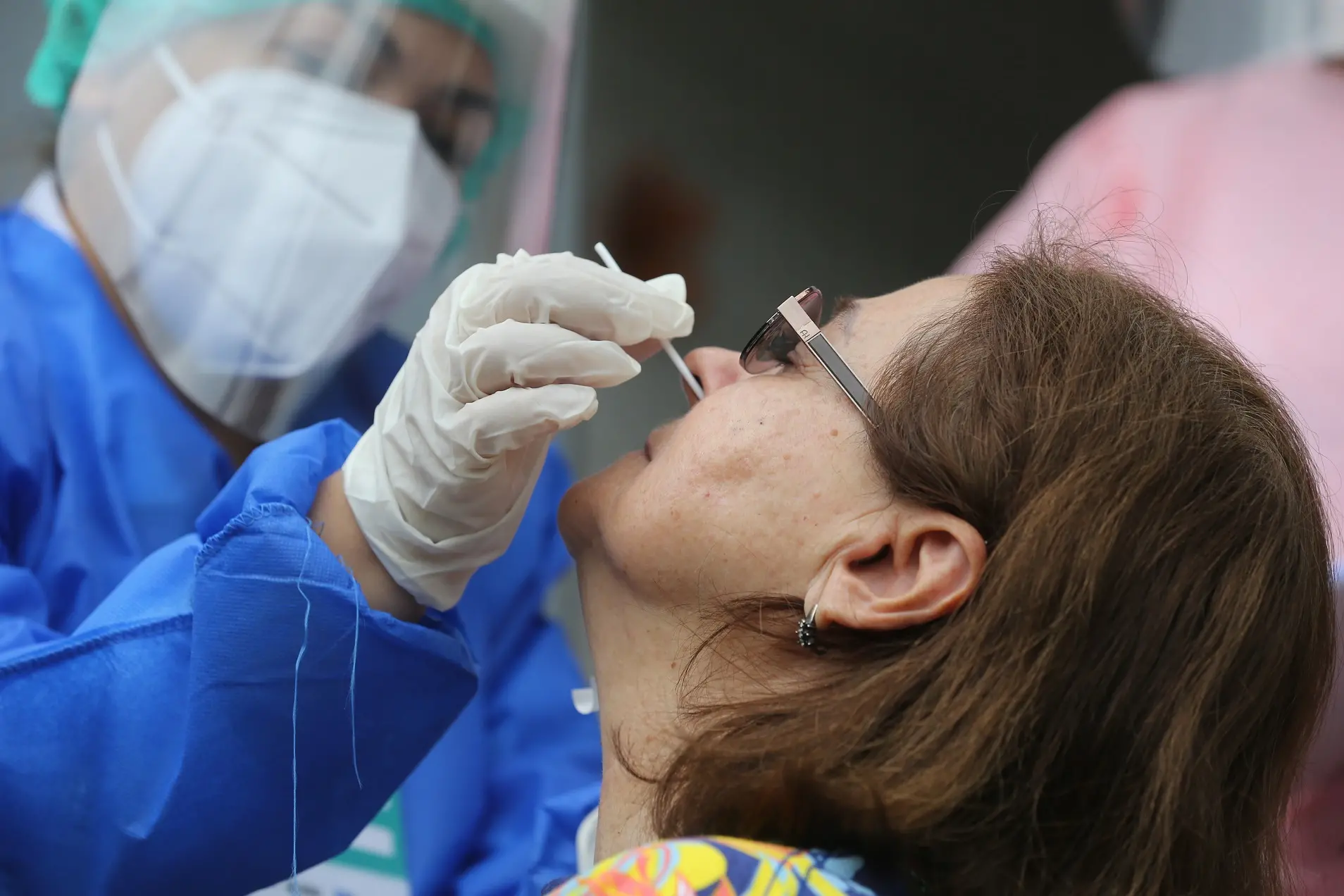 Profissional de saúde faz teste em paciente