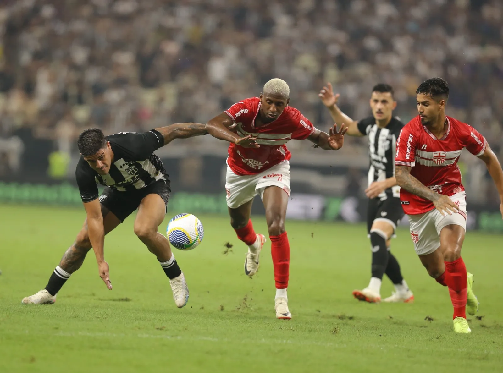 O Ceará precisava de dois gols no 2º tempo, mas não conseguiu furar a defesa do CRB