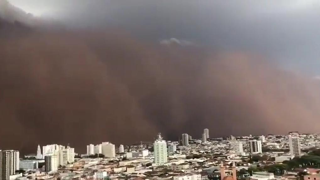 Nuvem de poeira em Ribeirão Preto
