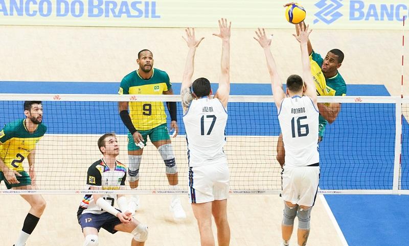 imagem mostra jogadores de volei