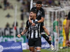 Facundo Barceló comemora gol do Ceará com Erick Pulga