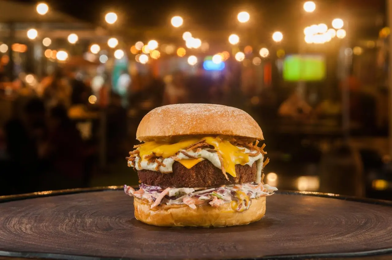 Hambúrgueres de frutos do mar, grãos e até frutas também fazem sucesso na Capital. Na foto, Veggie Burger do Donadel