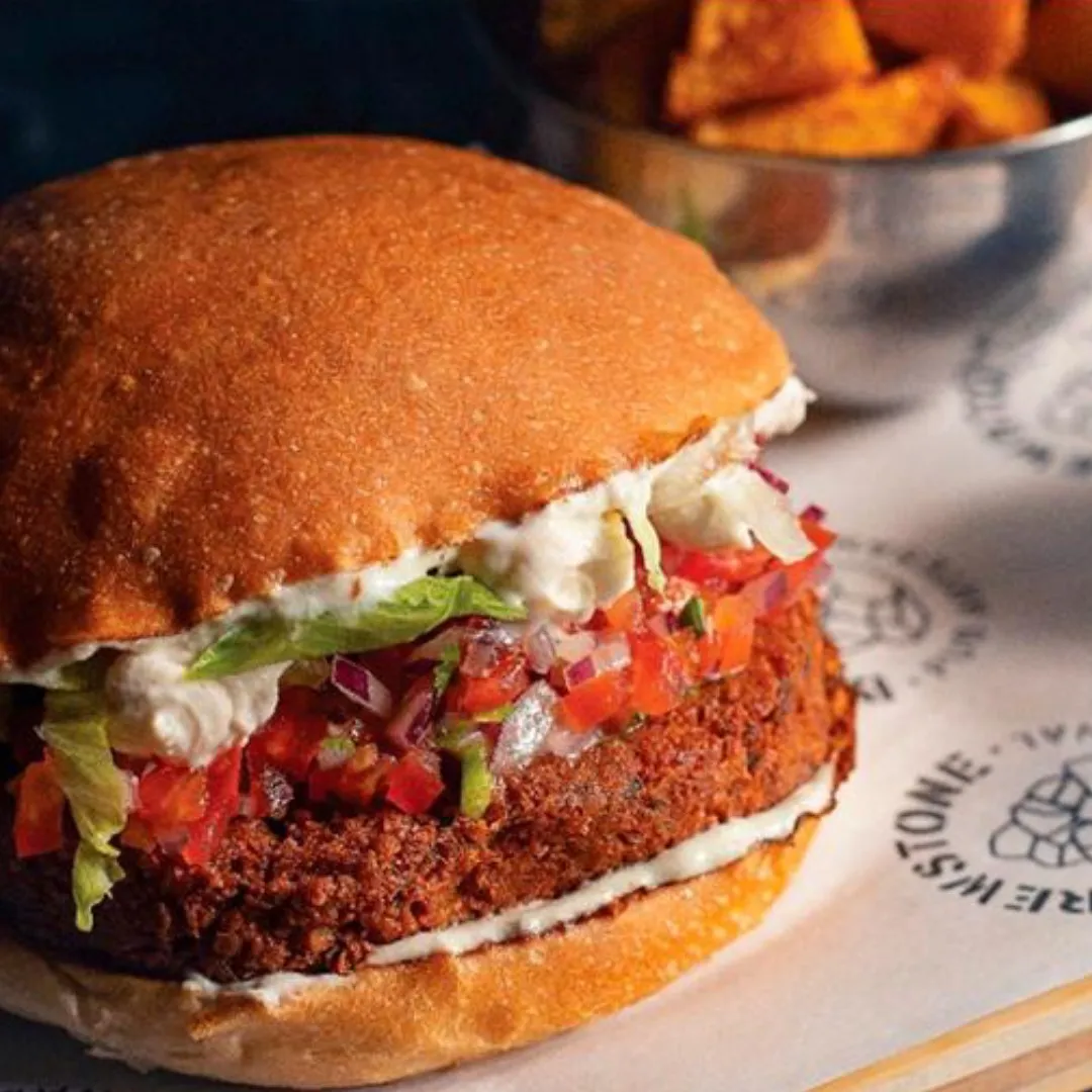 Hambúrguer de falafel do Brewstone Pub é opção para todos os públicos