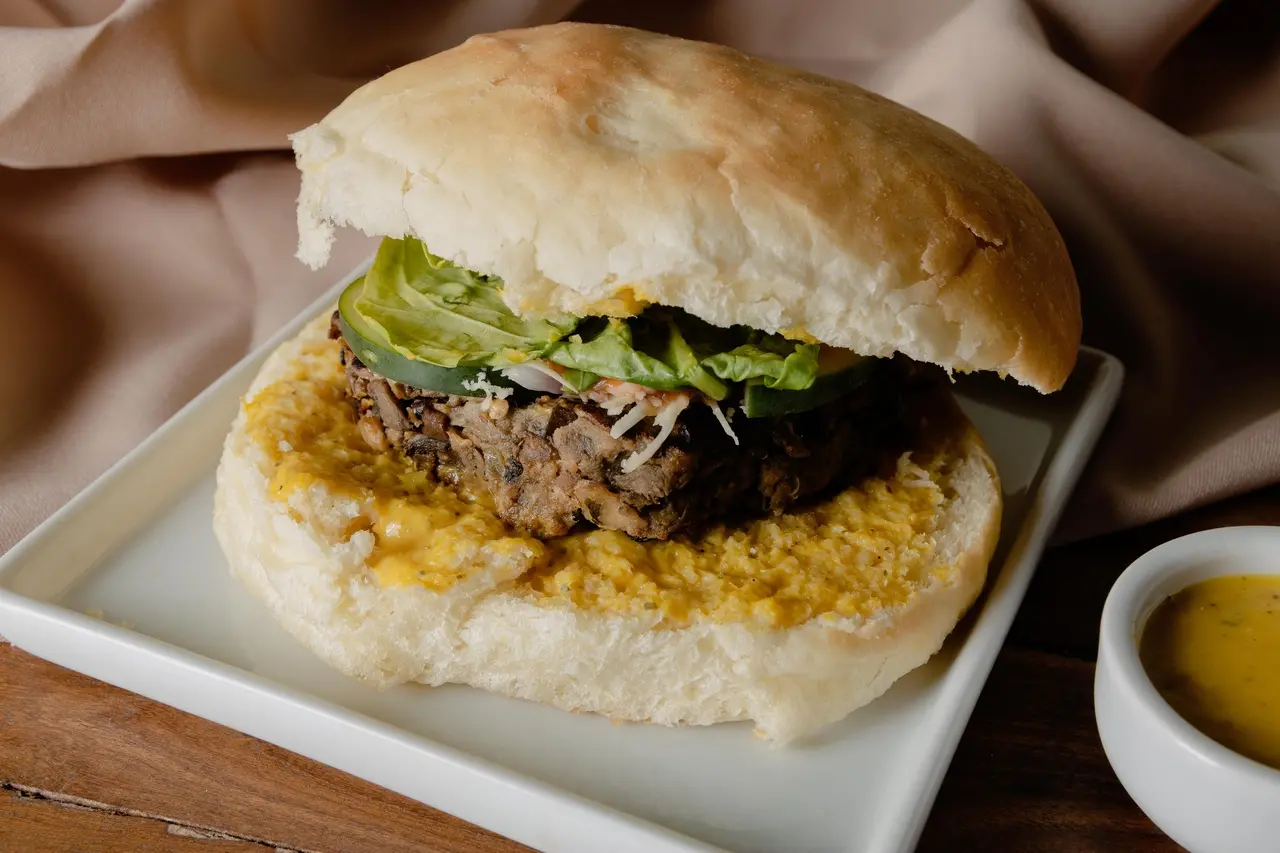 Entre os hambúrgueres veganos do Pachamama está o de berinjela