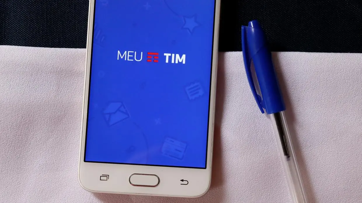 Celular com logo da TIM