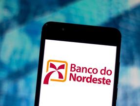 Celular aberto no aplicativo do Banco do Nordeste