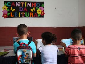 Cantinho da leitura em escola do Ceará