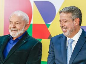 Lula e Lira sorriem em evento