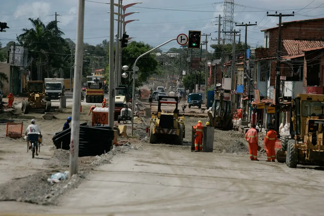 Obra na Avenida Paulino Rocha. BRT não foi entregue por não haver demanda, segundo a Seinf