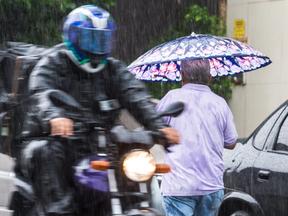 Motociclista em um dia de chuva em Fortaleza