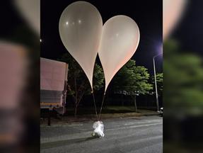 Balões com lixo foram flagrados por moradores de diferentes regiões