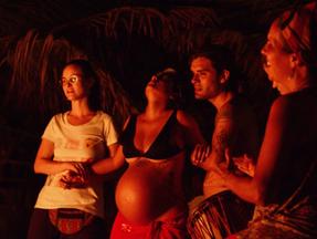 Imagem durante trabalho de parto assistido por parteira tradicional