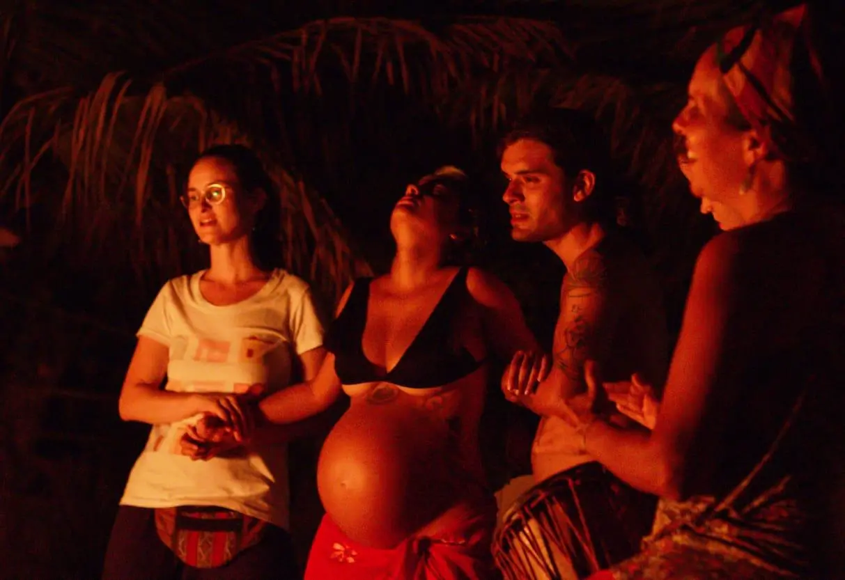 Imagem durante trabalho de parto assistido por parteira tradicional