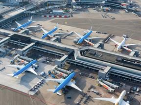 Aviões da KLM paradas no aeroporto Schiphol