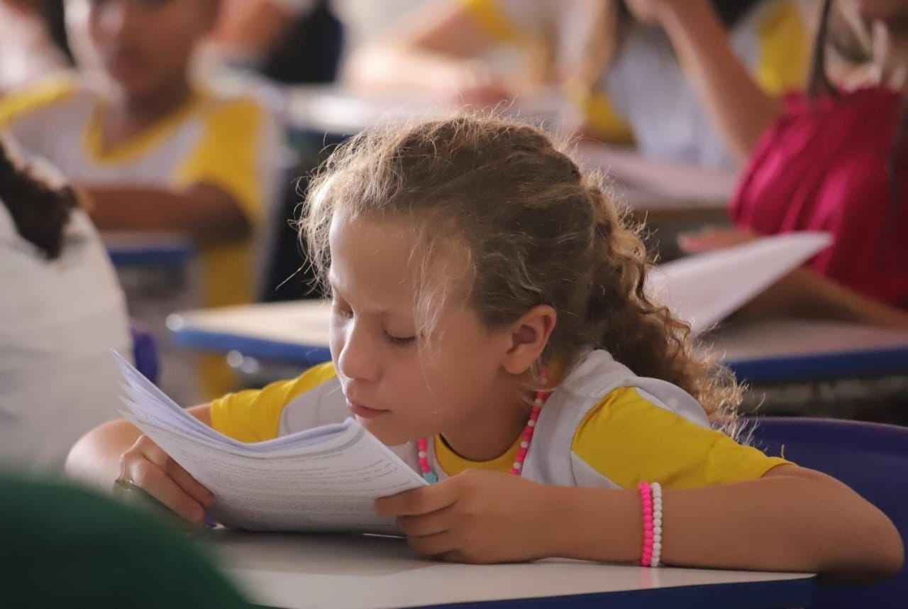Criança branca e loira de cabelos cacheados em escola municipal de Fortaleza