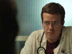 Personagem Charles é um médico. Ele é branco, loiro e usa óculos