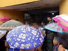 mãe protestando em frente a escola apos mãe denunciar estupro de filha na instituição no bairro bonsucesso em fortaleza