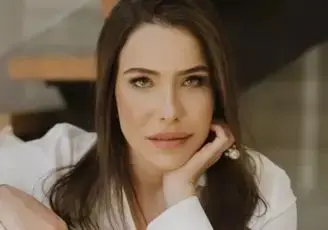 A advogada é uma mulher branca de cabelo liso e acaju