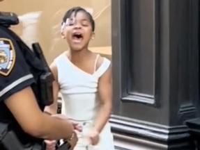criança negra grita com policiais para deixar a mãe em paz
