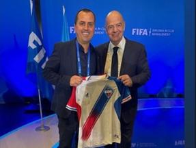 Gianni Infantino, presidente da Fifa, ganha camisa do Fortaleza