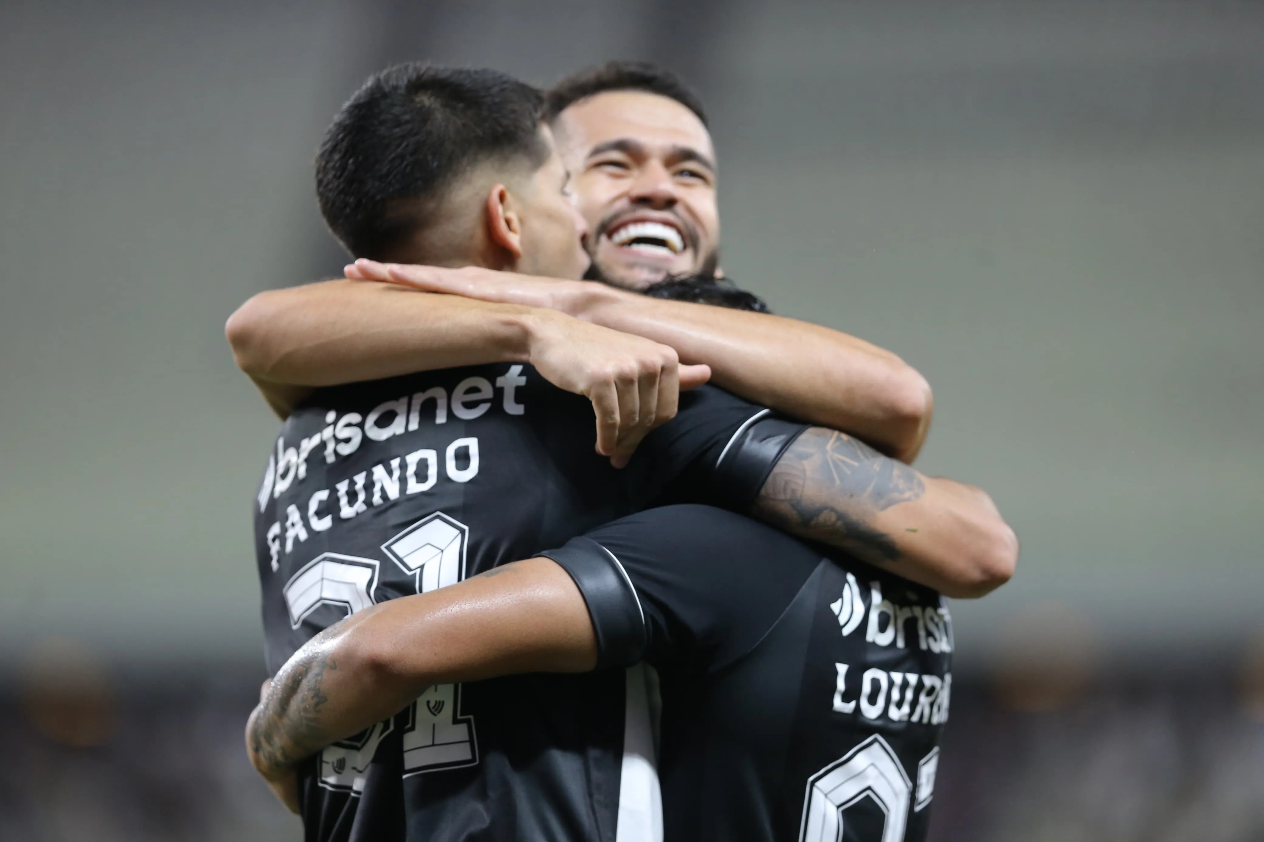 O Ceará venceu o Coritiba em confronto direto pelo G4 da Série B