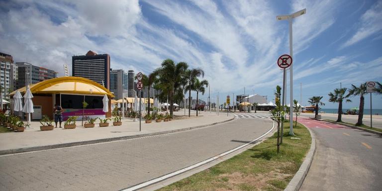 Nova Avenida Beira-Mar. Requalificada atualmente do Aterro da Praia de Iracema até o Mucuripe, é um dos principais cartões-postais da cidade
