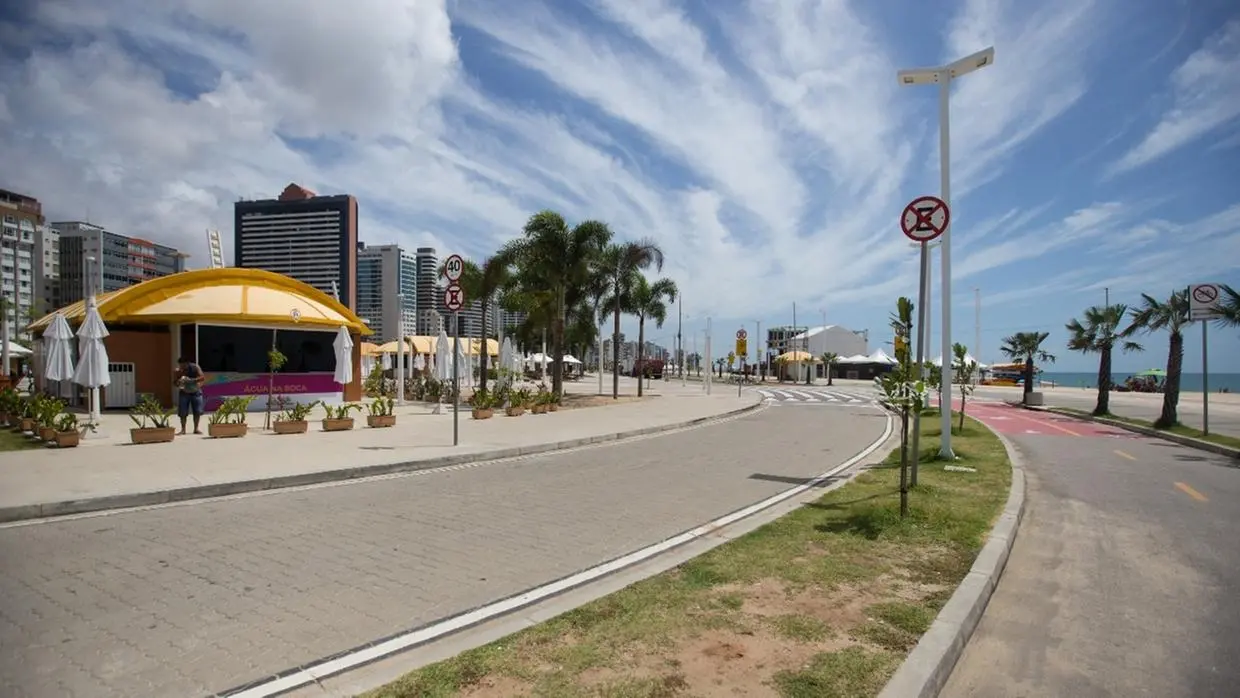 Nova Avenida Beira-Mar. Requalificada atualmente do Aterro da Praia de Iracema até o Mucuripe, é um dos principais cartões-postais da cidade