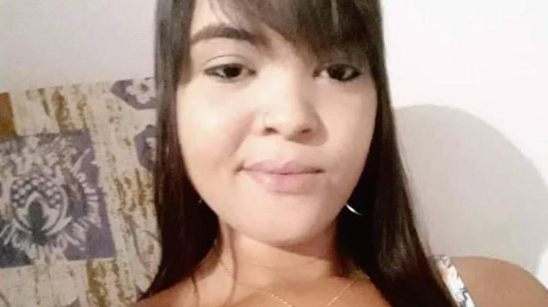 Mulher de pele clara, cabelo preto, liso e com franja